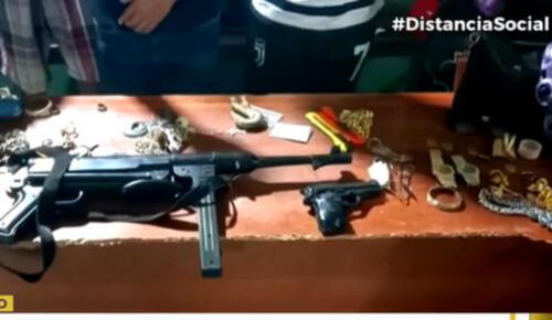 Las armas eran de plástico. Foto: captura de pantalla América Noticias Las armas eran de plástico. Foto: captura de pantalla América Noticias