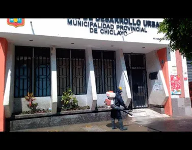 Los trabajadores municipales también desinfectaron las instalaciones de la comuna. Foto: Municipalidad Provincial de Chiclayo Los trabajadores municipales también desinfectaron las instalaciones de la comuna. Foto: Municipalidad Provincial de Chiclayo