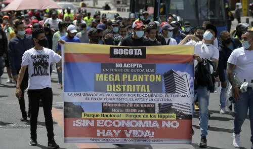 Convocados por gremios de comerciantes, artistas y vendedores informales marcharon antes del toque de queda nocturno que rige en Bogotá, Cali y Medellín. Foto: AFP Convocados por gremios de comerciantes, artistas y vendedores informales marcharon antes del toque de queda nocturno que rige en Bogotá, Cali y Medellín. Foto: AFP