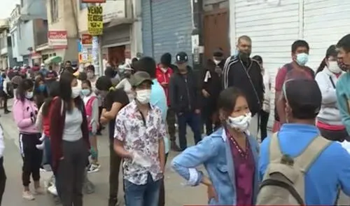 Grandes aglomeraciones se registran en exteriores de la oficina del Reniec. Foto: captura de Panamericana