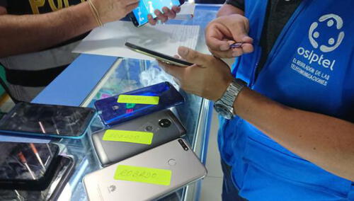 Usuarios deben tener cuidado con los celulares que adquieren. Foto: La República Usuarios deben tener cuidado con los celulares que adquieren. Foto: La República