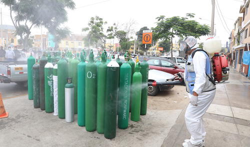 Seguridad Ciudadana colocó un cerco para evitar el desorden en las largas colas que se forman en local. Foto: Municipalidad Regional del Callao