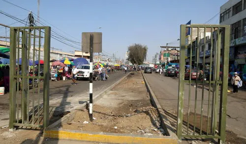 La comuna de Trujillo inició la colocación de rejas frente a mercado Palermo. Foto: difusión