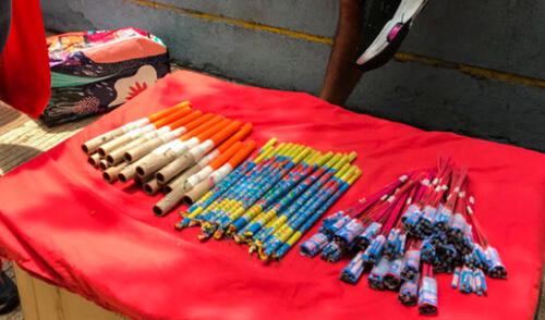 Gobierno chileno promulga ley que penaliza el uso de fuegos artificiales y la manipulación de amas. Foto: Agencia UNO Gobierno chileno promulga ley que penaliza el uso de fuegos artificiales y la manipulación de amas. Foto: Agencia UNO