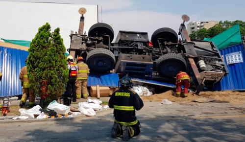 Bomberos continúan trabajando para rescatar a los obreros atrapados. Foto: Joel Robles / URPI - GLR Bomberos continúan trabajando para rescatar a los obreros atrapados. Foto: Joel Robles / URPI - GLR