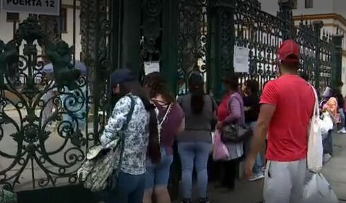 También hay personas que esperan información de sus familiares internados. Foto: captura de Canal N