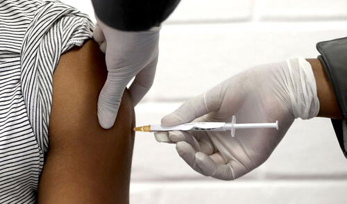 El Perú mantiene un acuerdo con el laboratorio chino Sinopharm por 38 millones de dosis de su vacuna contra la COVID-19. Foto: El Popular El Perú mantiene un acuerdo con el laboratorio chino Sinopharm por 38 millones de dosis de su vacuna contra la COVID-19. Foto: El Popular