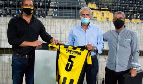 Gregorio Pérez, exDT de Universitario, recibió una distinción por parte de Pablo Bengoechea, actual director deportivo de Peñarol. Foto: Peñarol/Twitter