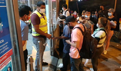 Familias dormirán en agencia a la espera que se reinicie venta de boletos. Foto: Raúl Egúsquiza, URPI GLR Familias dormirán en agencia a la espera que se reinicie venta de boletos. Foto: Raúl Egúsquiza, URPI GLR