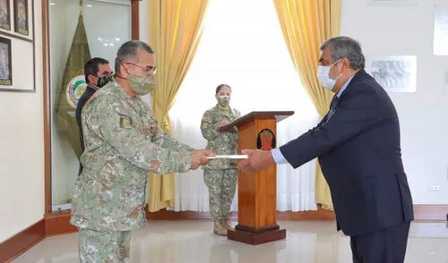 Ejército entregó diplomas a las autoridades regionales.