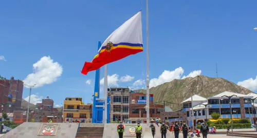 La comuna hizo la bandera del distrito a media asta en señal de duelo. Foto: Municipalidad de Desaguadero.