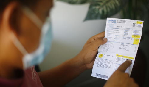 Sedapal recordó a las personas que pueden pagar recibos y hacer otras operaciones a través de internet. Foto: La República Sedapal recordó a las personas que pueden pagar recibos y hacer otras operaciones a través de internet. Foto: La República