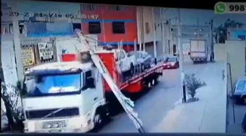 Accidente se produjo en estrecha vía de la urbanización Zavaleta. Foto: captura de Canal N