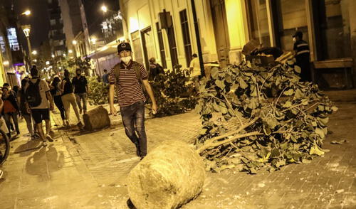 Ciudadanos intentan llegar al Congreso de la República. Foto: Aldair Mejía, La República Ciudadanos intentan llegar al Congreso de la República. Foto: Aldair Mejía, La República