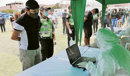 Retención. Los intervenidos pasarán por un triaje antes de ser registrados por la Policía. Foto: PNP