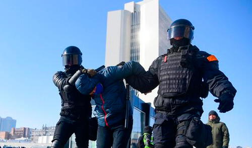 “¡Putin es un ladrón!”, “¡Libertad!”, gritaban decenas de manifestantes cruzando el centro de la capital rusa. Foto: AFP “¡Putin es un ladrón!”, “¡Libertad!”, gritaban decenas de manifestantes cruzando el centro de la capital rusa. Foto: AFP