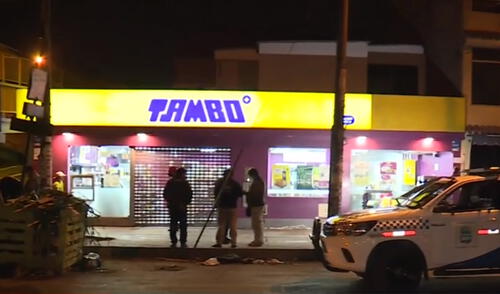 El ingreso no pasó desapercibido por los efectivos policiales que estaban cerca del minimarket. Foto: captura de América. El ingreso no pasó desapercibido por los efectivos policiales que estaban cerca del minimarket. Foto: captura de América.