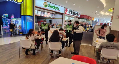 Gerente observó que mesas en el patio de comidas están muy juntas y las personas generan aglomeraciones. Foto: Geresa.
