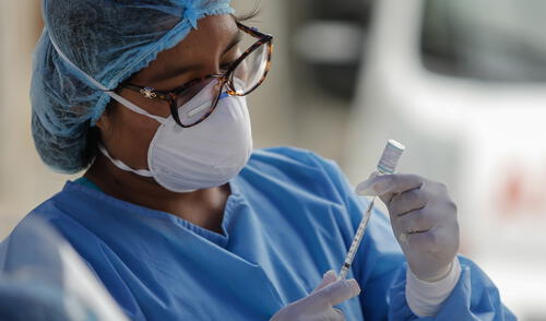 Regiones buscan un decreto de urgencia con el cual puedan reorientar sus presupuestos y tener fondos para adquirir vacunas contra el nuevo coronavirus. Foto: La República