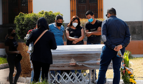 Con un promedio de casi 1.056 muertes al día, enero supera los 19.867 decesos de diciembre, los 18.919 de julio y los 17.839 de junio. Foto: EFE Con un promedio de casi 1.056 muertes al día, enero supera los 19.867 decesos de diciembre, los 18.919 de julio y los 17.839 de junio. Foto: EFE