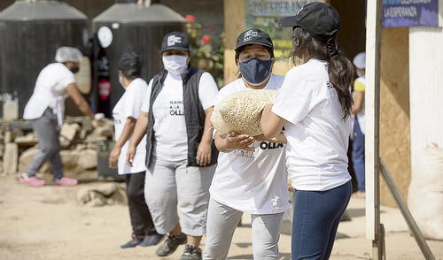 Solidarios. “Manos a la olla” es una iniciativa que empezó en 2020. Varios grupos están imitando su labor. Enhorabuena. Foto: Jorge Cerdán/La República Solidarios. “Manos a la olla” es una iniciativa que empezó en 2020. Varios grupos están imitando su labor. Enhorabuena. Foto: Jorge Cerdán/La República