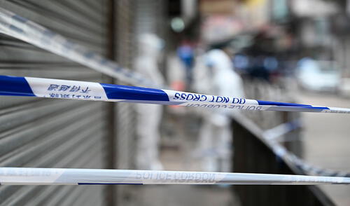La policía "destruyó los laboratorios de falsificación, cortó las cadenas comerciales, detuvo a más de 80 sospechosos y se incautó de más de 3.000 vacunas falsas contra el COVID-19". Foto: AFP