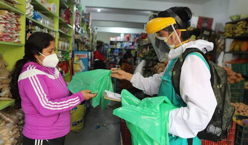 Vecinos de Víctor Larco reciben bolsas biodegradables para residuos sólidos. Foto: difusión