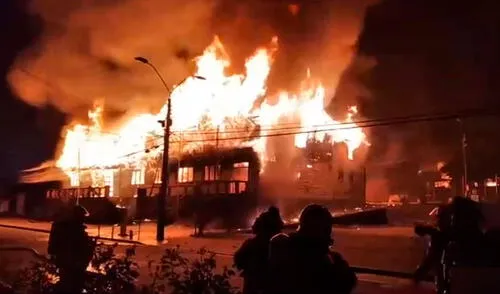 Hasta la comuna tuvieron que concurrir siete cuerpos de bomberos de distintos lugares de la Región de Los Ríos, además de la totalidad de Panguipulli. Foto: captura - Facebook Hasta la comuna tuvieron que concurrir siete cuerpos de bomberos de distintos lugares de la Región de Los Ríos, además de la totalidad de Panguipulli. Foto: captura - Facebook