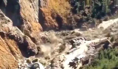 Una gran avalancha de agua y lodo destruyó a su paso estructuras como un puente y una central eléctrica en construcción. Foto: captura – Twitter Una gran avalancha de agua y lodo destruyó a su paso estructuras como un puente y una central eléctrica en construcción. Foto: captura – Twitter