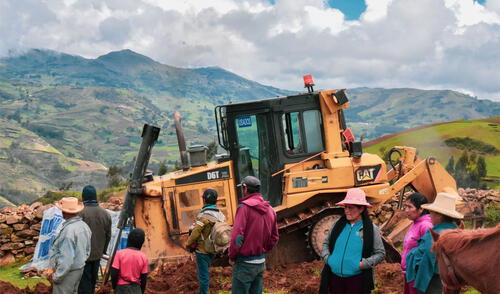 Tractor oruga inició trabajos para trocha que unirá dos pueblos en Usquil. Foto: difusión