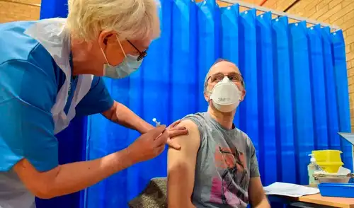 La Unión Europea en pleno ya vacuna contra el coronavirus, pero está en disputa con laboratorios por el cronograma de entregas. Foto: EFE