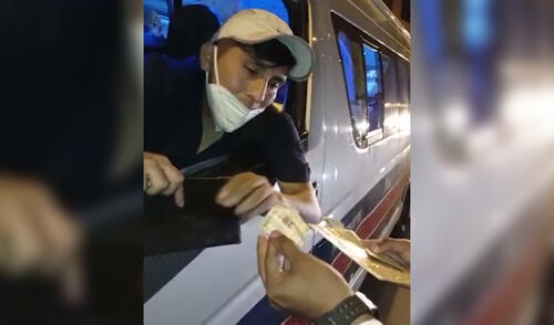 Chofer infractor colocó billete entre sus documentos pensando que fiscalizador aceptaría dinero para no intervenirlo. Foto: captura de video ATU