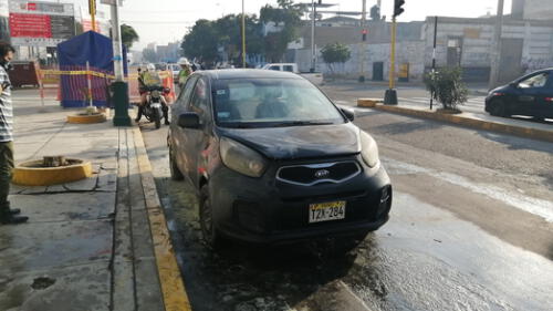 Oportuna intervención de cisterna del Segat impidió que taxi quedara totalmente incinerado. Foto: difusión