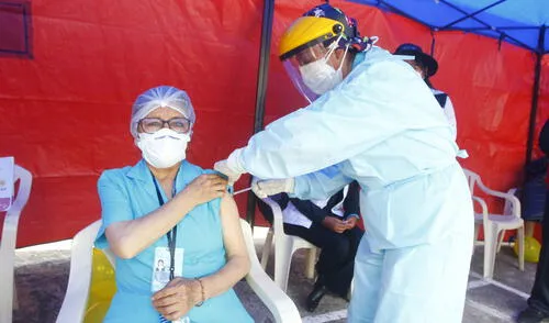 Personal de primera línea son los primeros vacunados. Foto: Juan Carlos Cisneros-La República.