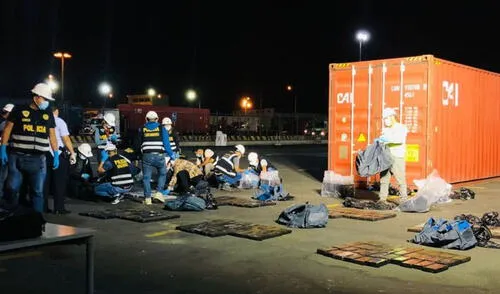 Se halló 14 paquetes forrados con plástico film y una maleta llena de paquetes con forma de ladrillo. Foto: Fiscalía del Callao Se halló 14 paquetes forrados con plástico film y una maleta llena de paquetes con forma de ladrillo. Foto: Fiscalía del Callao