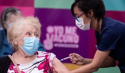 Ciudadana chilena es vacunada contra la COVID-19 en Santiago de Chile gracias a la dosis de Sinovac. Foto: EFE/Alberto Valdés Ciudadana chilena es vacunada contra la COVID-19 en Santiago de Chile gracias a la dosis de Sinovac. Foto: EFE/Alberto Valdés