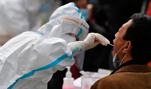 La reinfección por otra variante es una de las hipótesis para explicar el aumento en las hospitalizaciones y muertes ocurridas en enero en Manaos, Brasil. Foto: AFP La reinfección por otra variante es una de las hipótesis para explicar el aumento en las hospitalizaciones y muertes ocurridas en enero en Manaos, Brasil. Foto: AFP