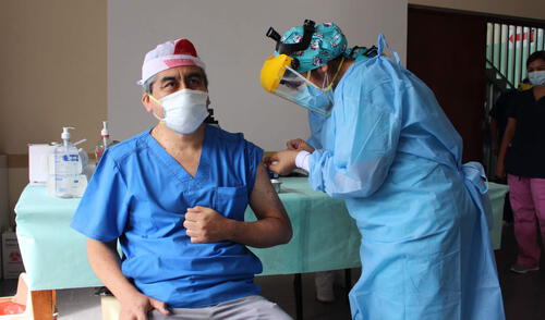 Médicos de áreas críticas fueron inmunizados. Foto: Hospital Belén Médicos de áreas críticas fueron inmunizados. Foto: Hospital Belén