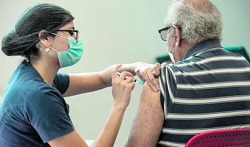 Proceso. El calendario de vacunación chileno prioriza al personal de salud y ancianos. Foto: difusión