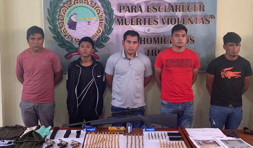 Fueron capturados cuando abordaban una camioneta Hilux para viajar a Huamachuco. Foto: PNP Fueron capturados cuando abordaban una camioneta Hilux para viajar a Huamachuco. Foto: PNP