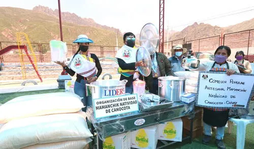 Mujeres recibieron cantidad de alimentos e implementos para potenciar sus labores en los comedores populares de Caylloma. Foto: GRA