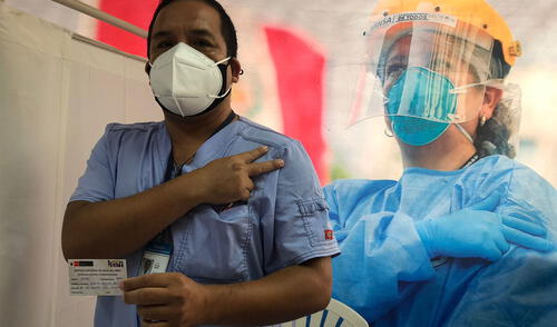 Médico tras haber recibido la primera dosis de vacuna contra la COVID-19. Foto: Cesar Zorrilla / URPI-GLR