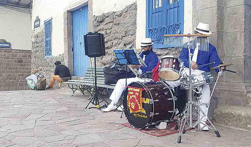 En la calle. Músicos tuvieron que salir a trabajar a las calles para llevar el sustento a su hogar.