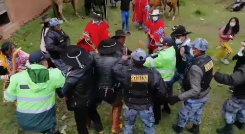 Varones, bajo los efectos del alcohol, se enfrentaron a la autoridad. Foto: captura Radio Pionera Canas Varones, bajo los efectos del alcohol, se enfrentaron a la autoridad. Foto: captura Radio Pionera Canas