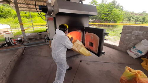 Incineración de frascos de vacunas en San Martín. Foto: Goresam.