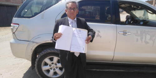 El abogado Carlos Villena mostró la apertura de la investigación fiscal. Foto: cortesía