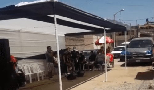 Diversos cantantes de Trujillo rindieron homenaje a Piurano antes de su entierro. Foto: captura Diversos cantantes de Trujillo rindieron homenaje a Piurano antes de su entierro. Foto: captura