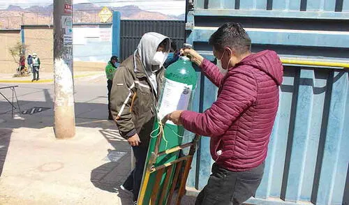 Envasado. Cachimayo llena los cilindros de los hospitales. Envasado. Cachimayo llena los cilindros de los hospitales.