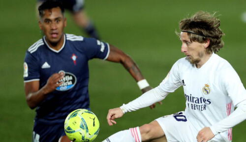 Renato Tapia disputa un balón con Luka Modric en LaLiga. Foto: EFE Renato Tapia disputa un balón con Luka Modric en LaLiga. Foto: EFE