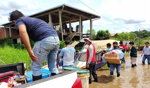 Ciudadanos intentan rescatar sus pertenencias del desborde del río. Foto: La República Ciudadanos intentan rescatar sus pertenencias del desborde del río. Foto: La República